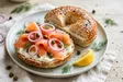 Bagels con salmón curado (lox)